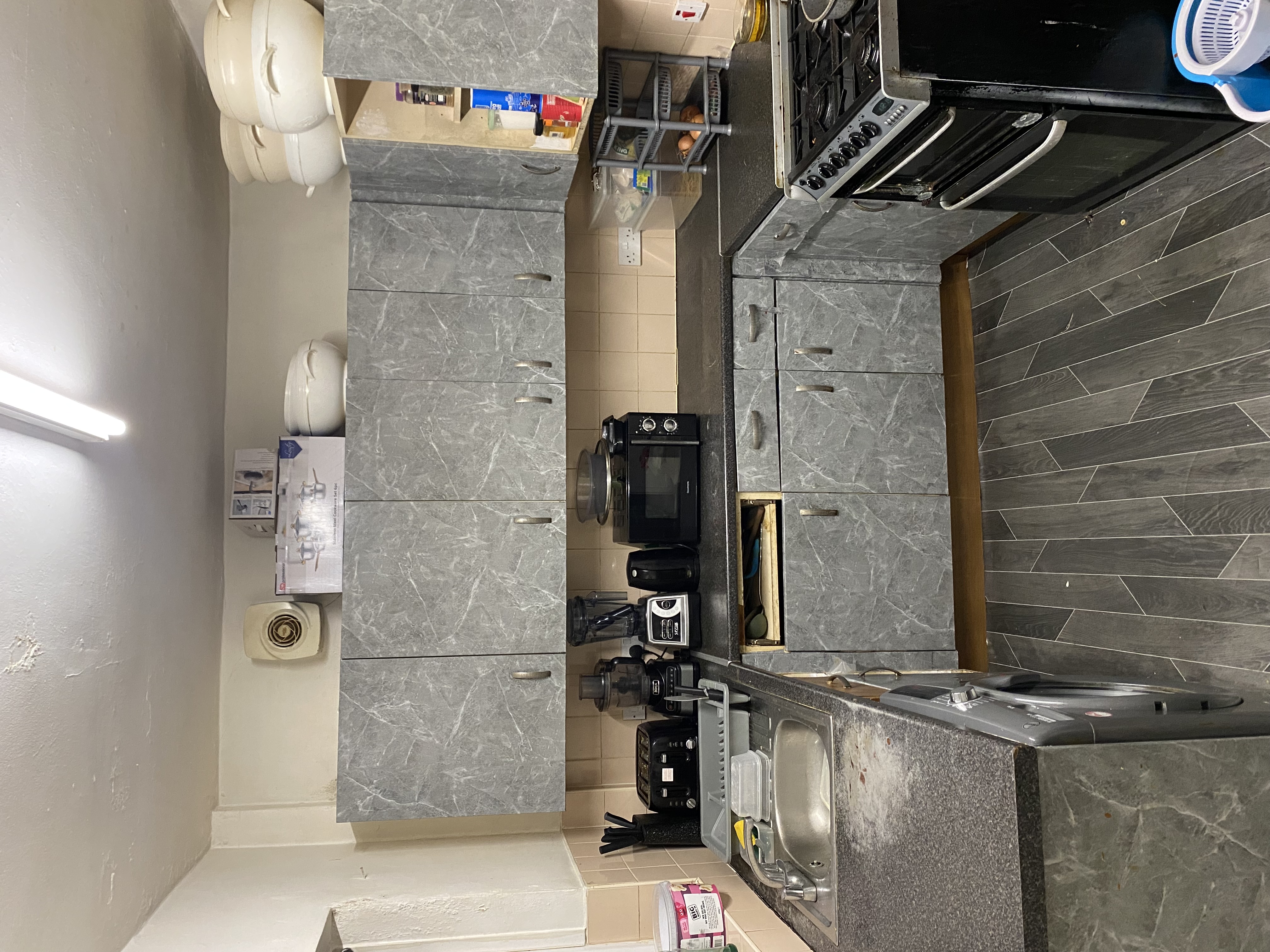 Refurbished kitchen after Vinyl Finish wrapping